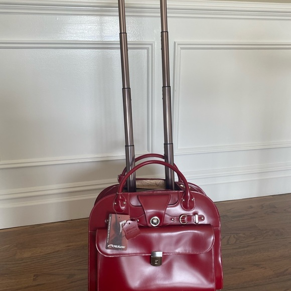 Chic Burgundy Travel Bag for Women - Picture 4 of 5